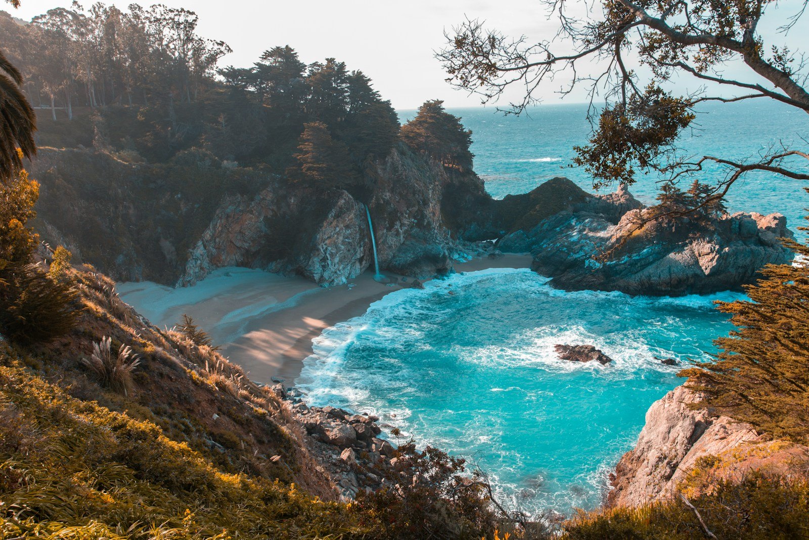 Textura de costa y agua al atardecer